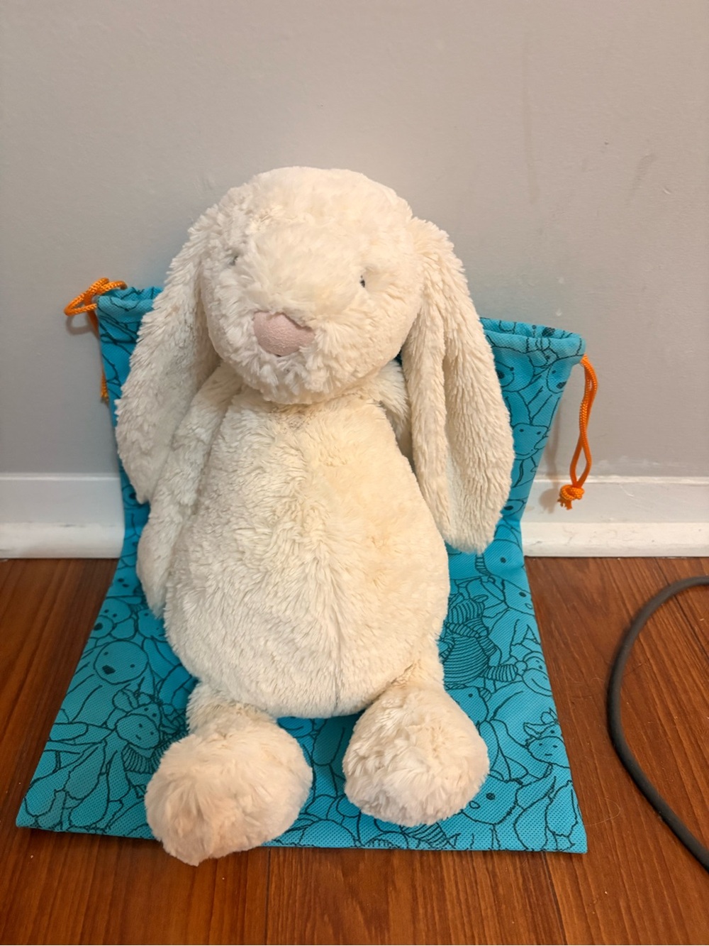 Cream large jellycat with no bum tag or hang tag